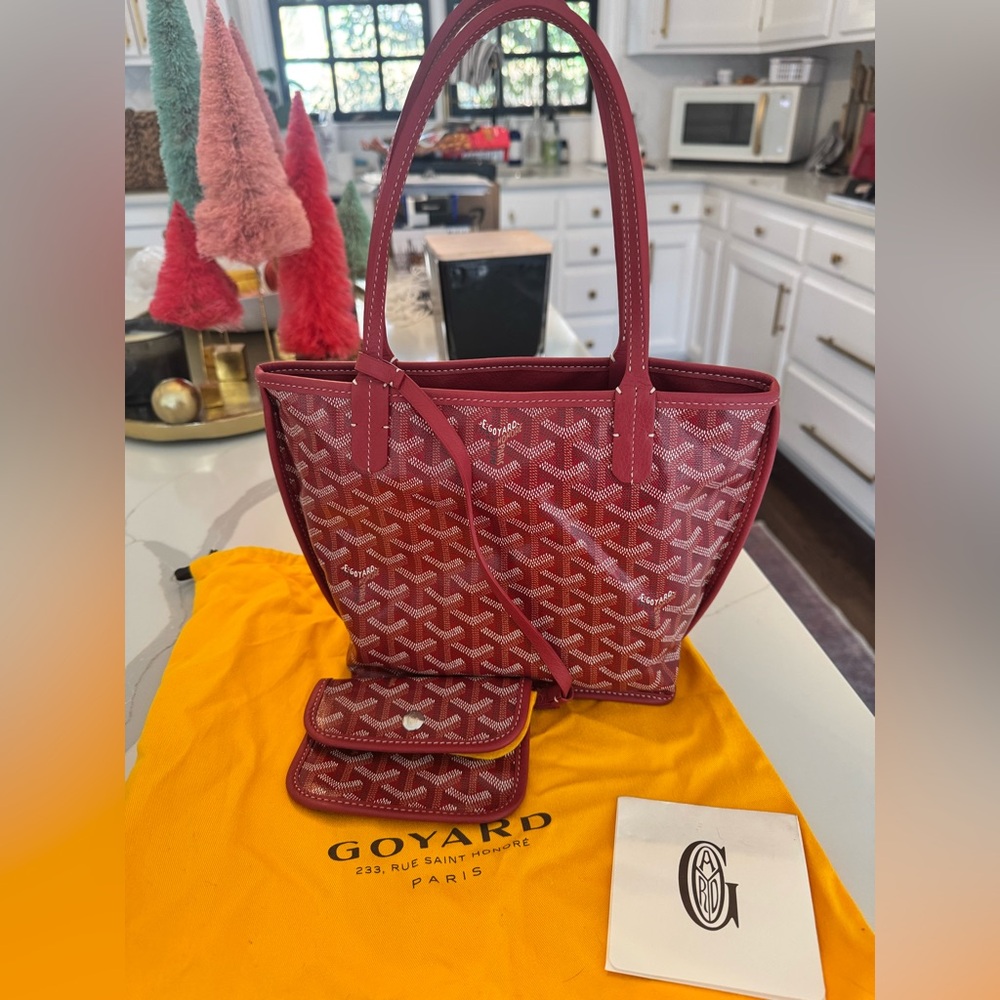 Red goyard mini reversible.